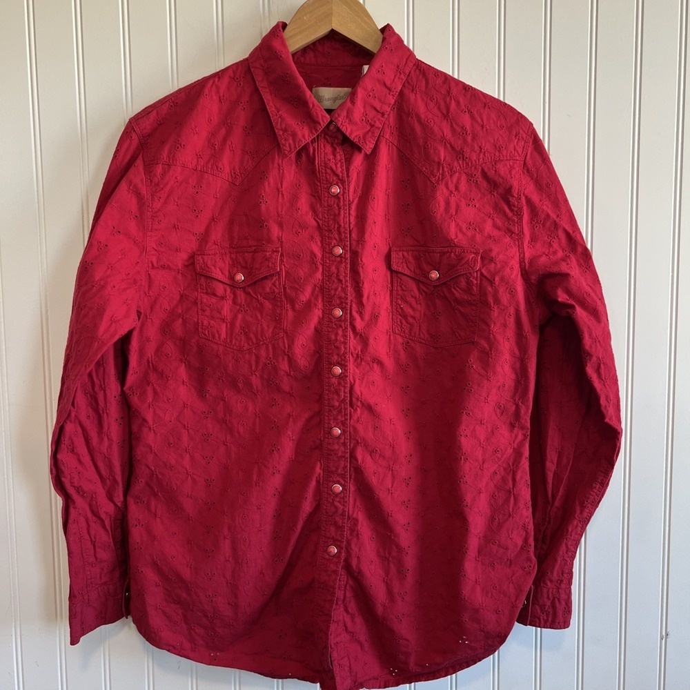 Wrangler Shirt Women's Medium Red Pearl Snap Buttons Long Sleeve Eyelet Western